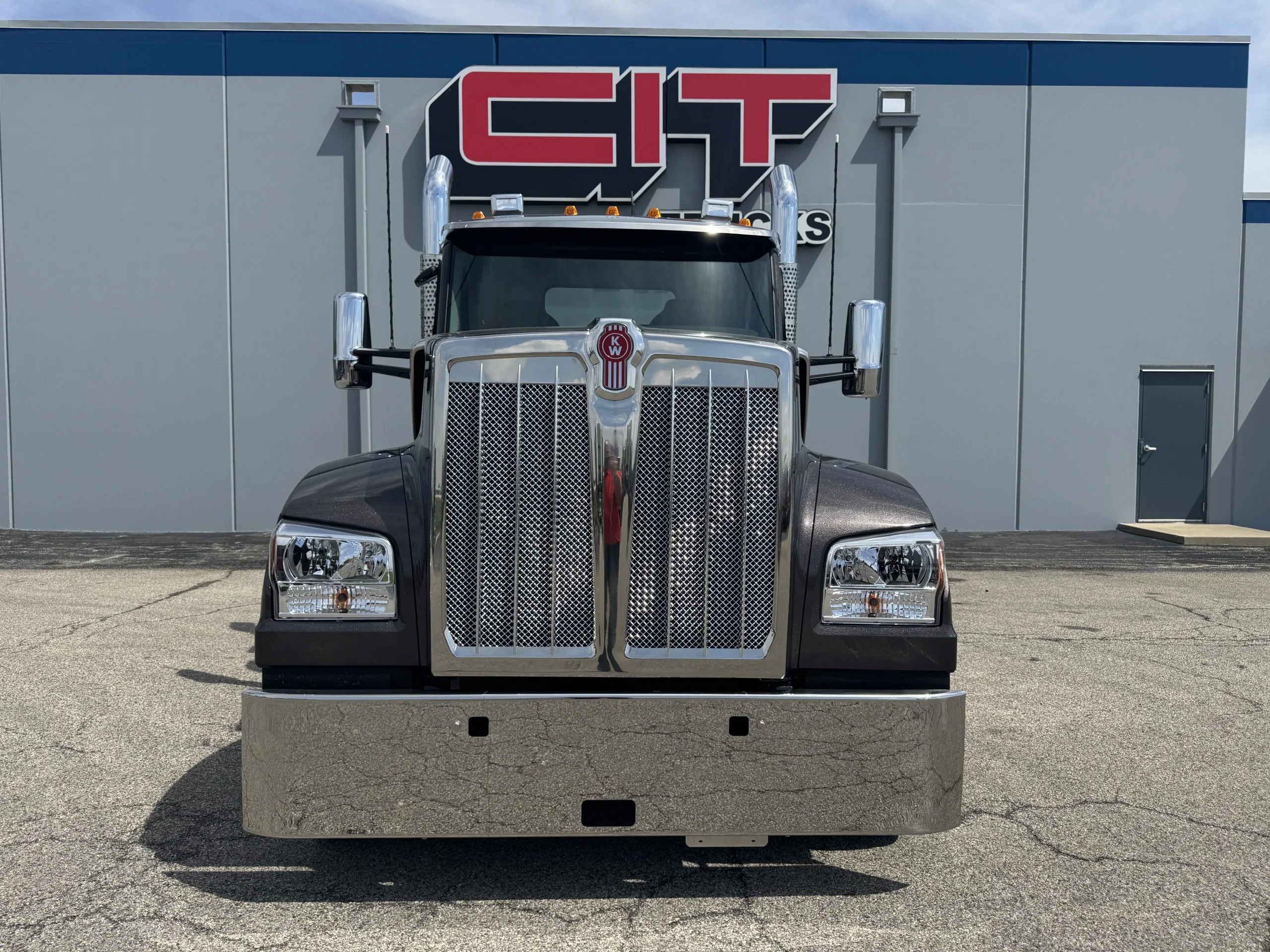 2027 Kenworth W990 - image 2