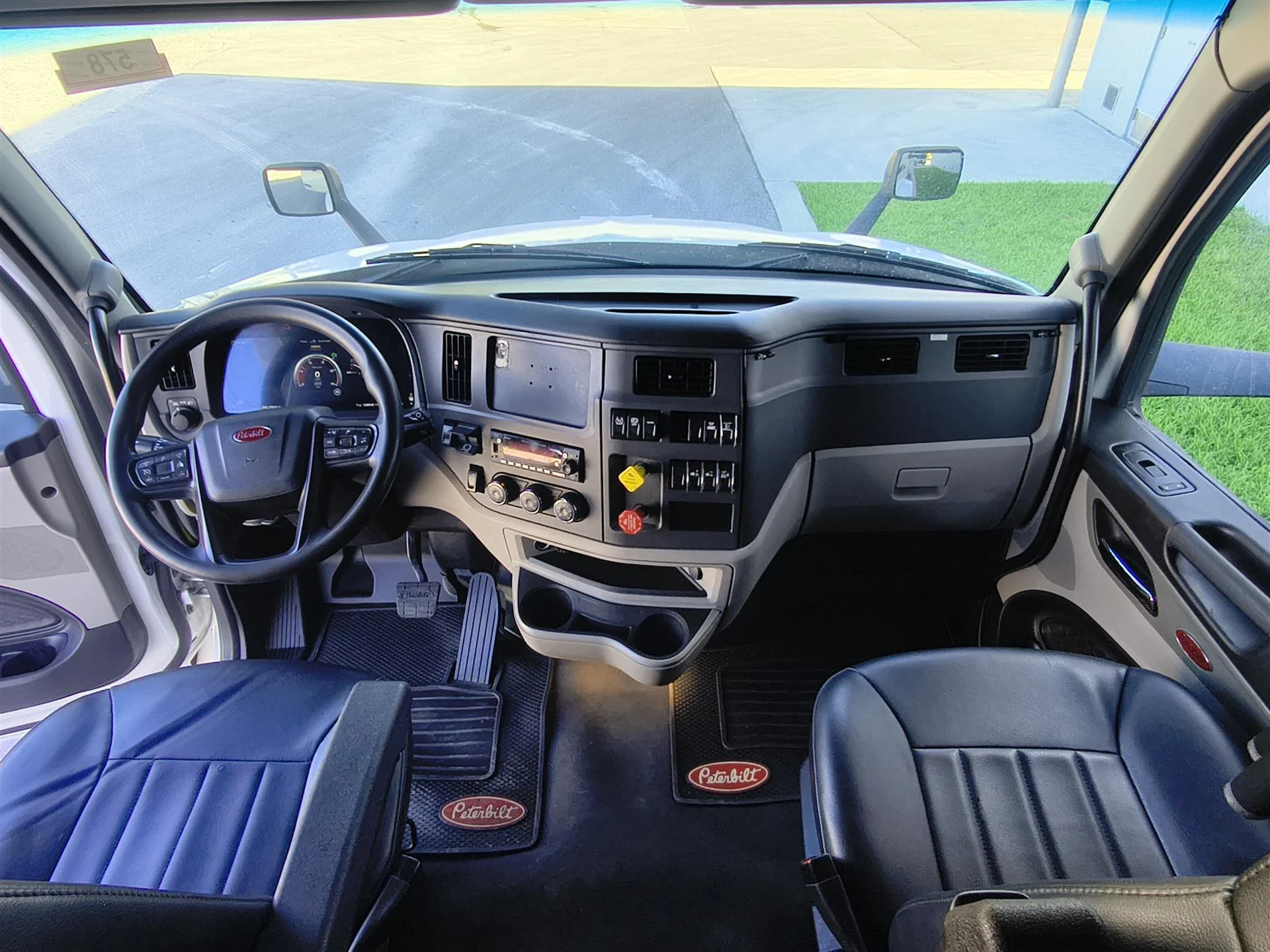 2023 Peterbilt 579 in Fort Lauderdale, FL — photo 8