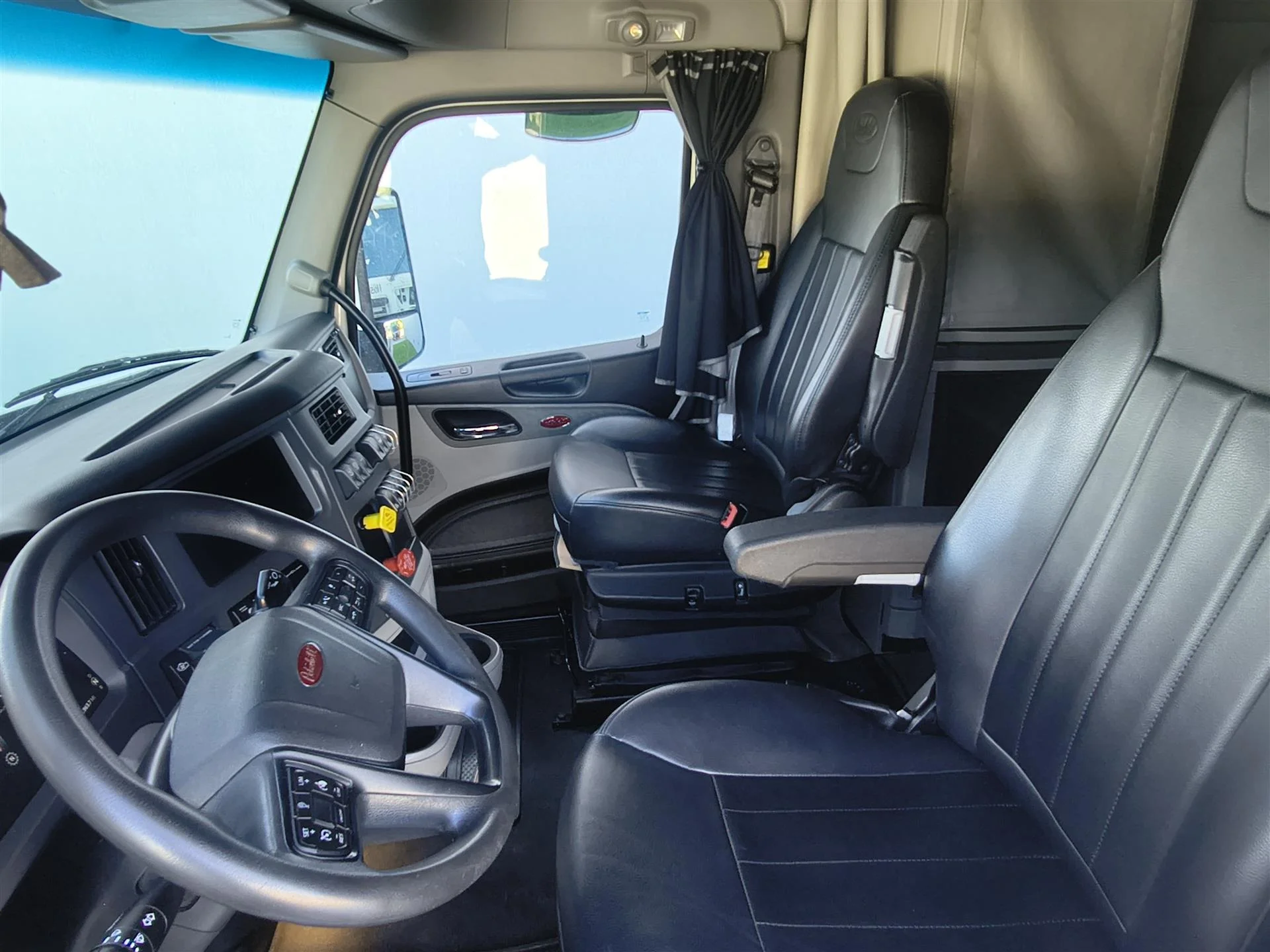 2023 Peterbilt 579 in Fort Lauderdale, FL — photo 7