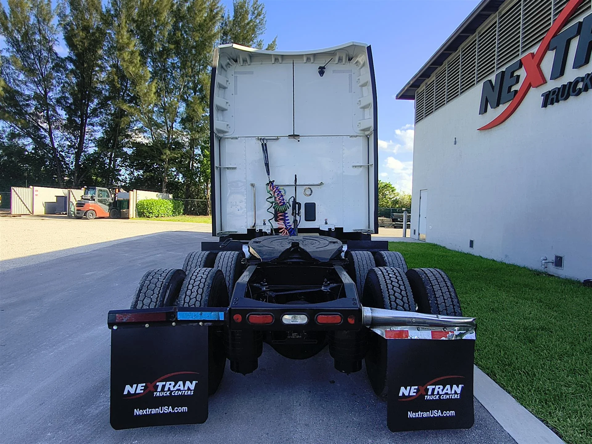 2023 Peterbilt 579 in Fort Lauderdale, FL — photo 5