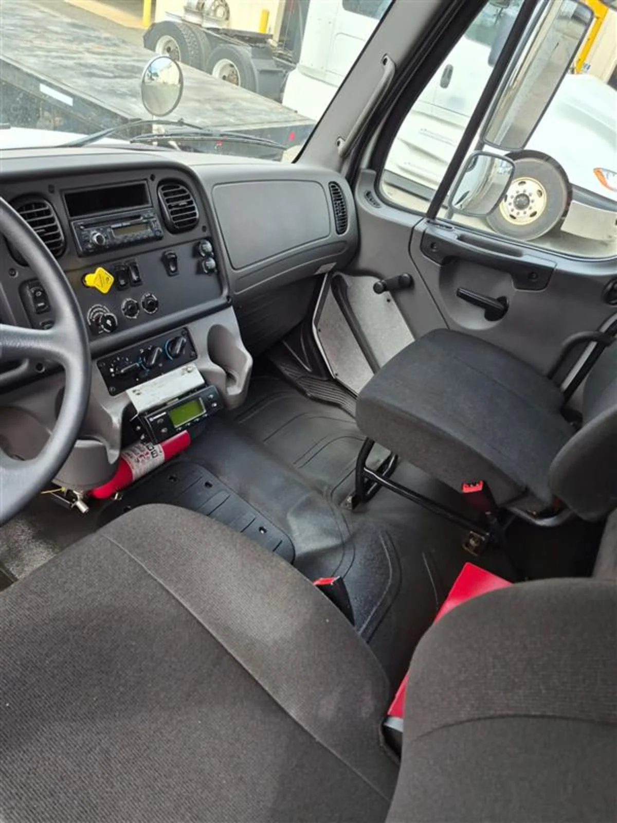 2016 Freightliner M2 106 - image 8