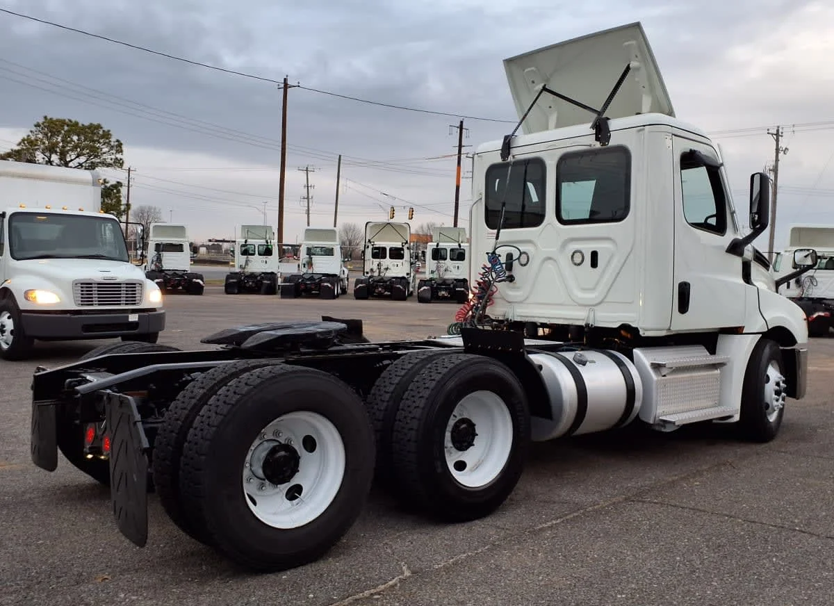 2020 Freightliner Cascadia in Memphis, TN — photo 4