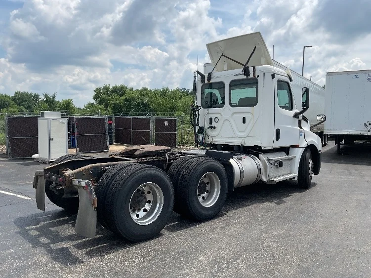 2020 Freightliner Cascadia in Akron, OH — photo 7