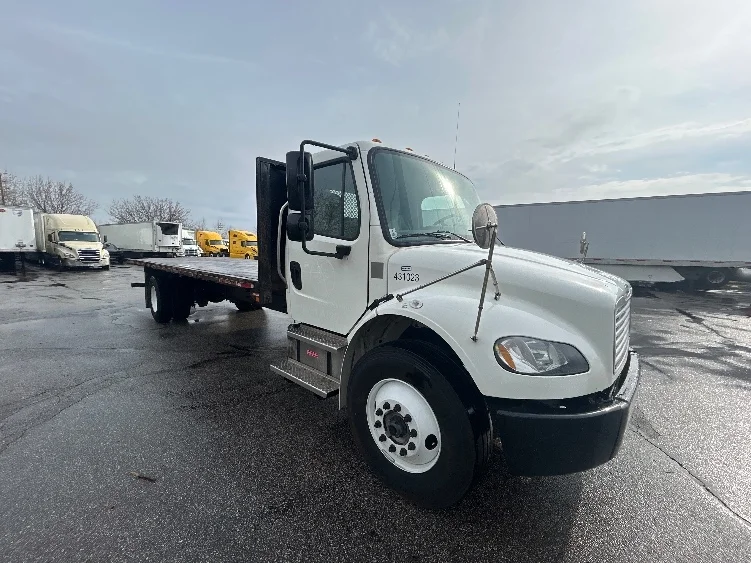 2022 Freightliner M2 106 in Middlefield, OH