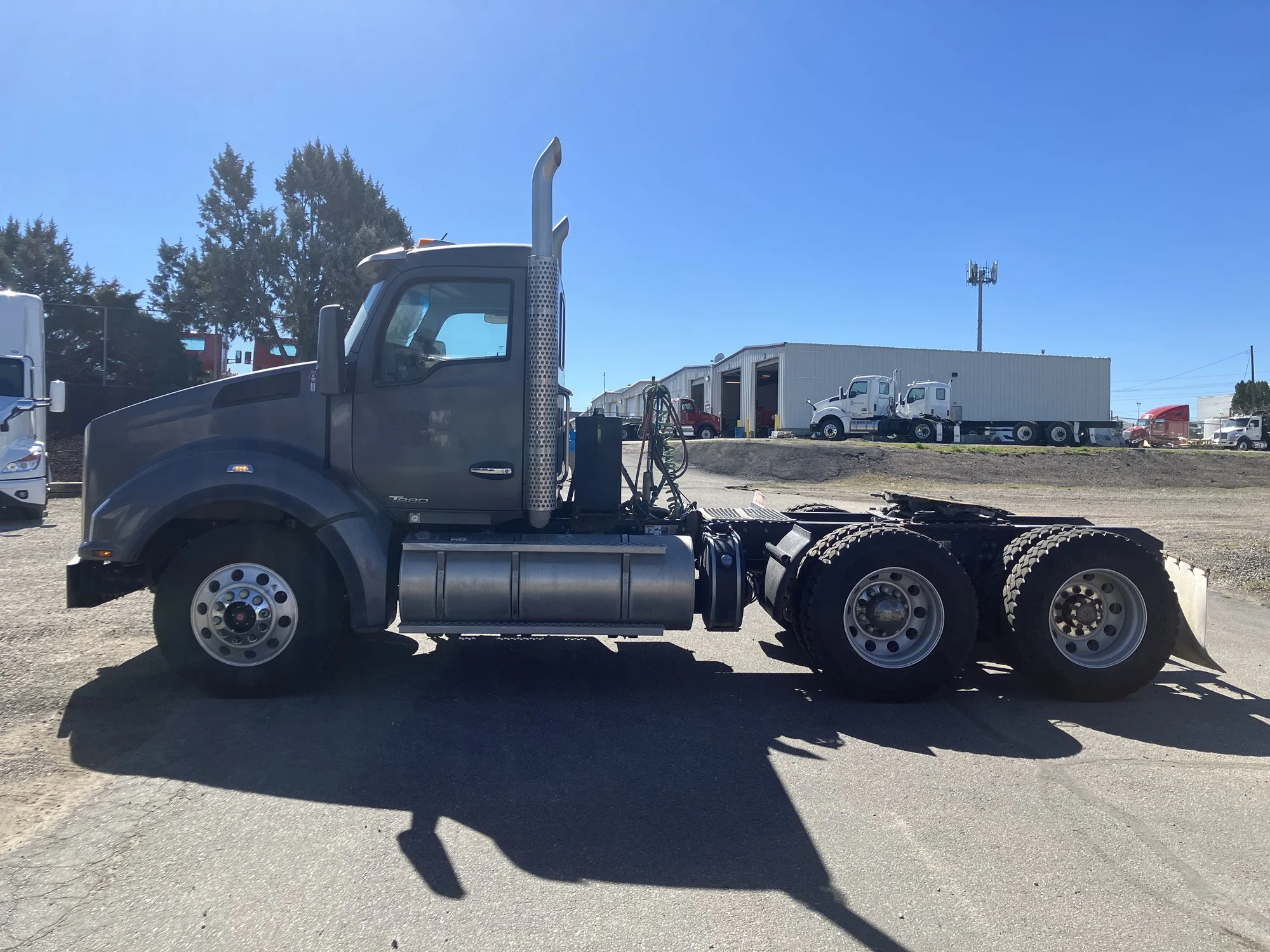 2021 Kenworth T880 - image 2