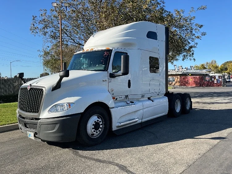 2022 International LT - image 3