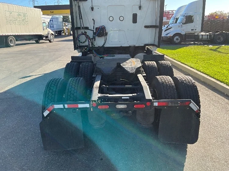 2022 International LT - image 6