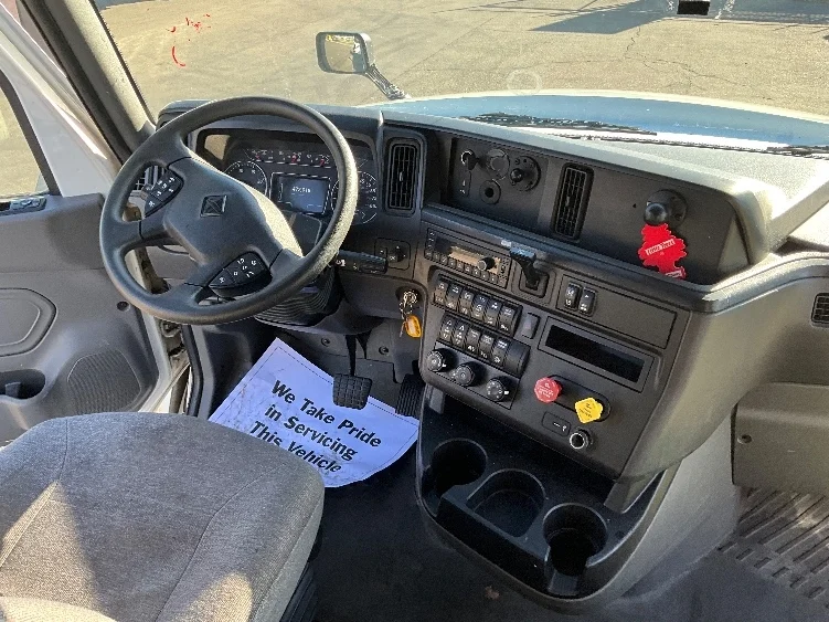 2022 International LT - image 10