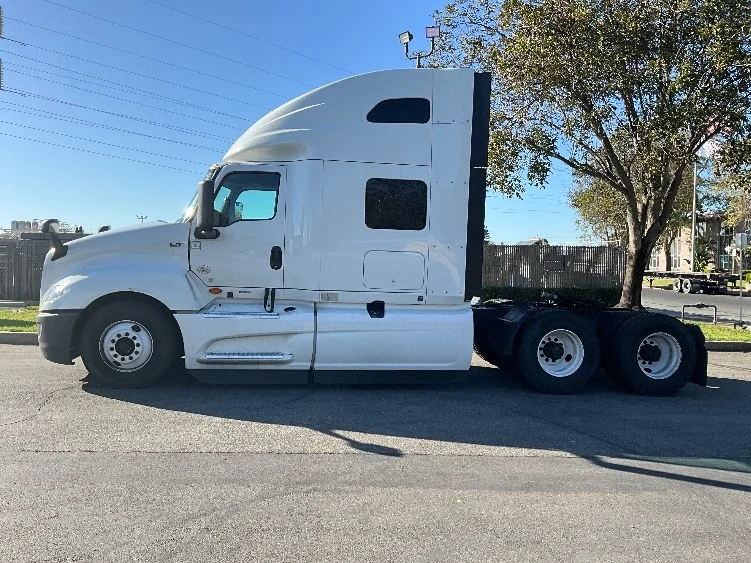 2022 International LT - image 4