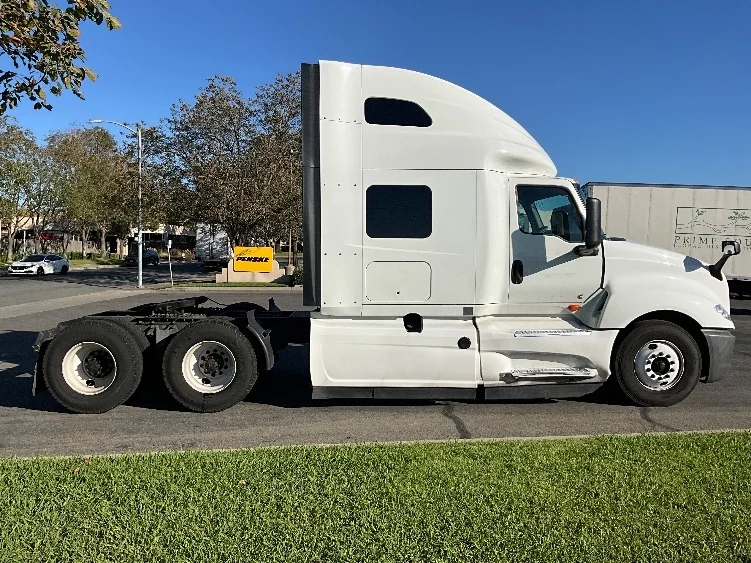 2022 International LT - image 7