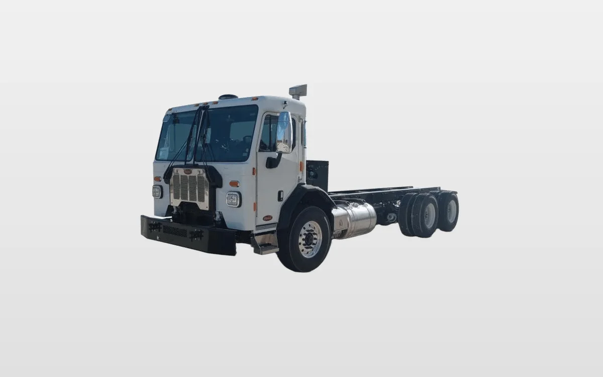 2025 Peterbilt 520 - image 1
