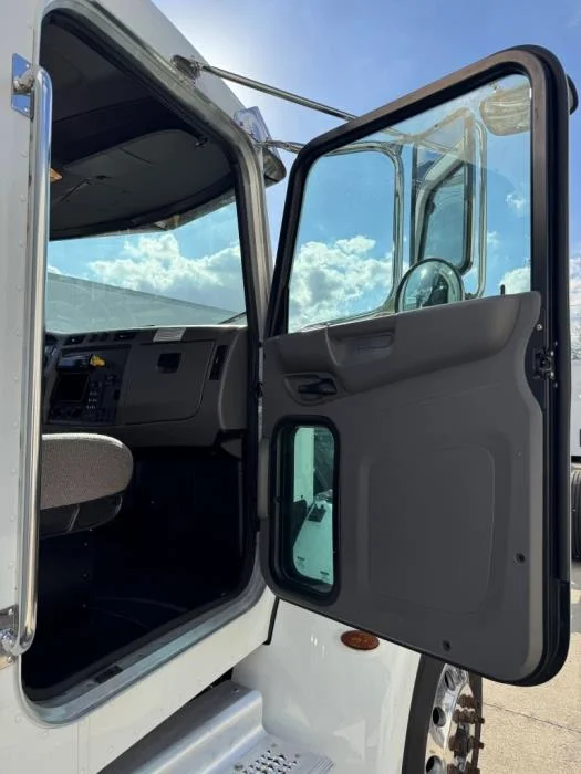 2020 Peterbilt 337 - image 29