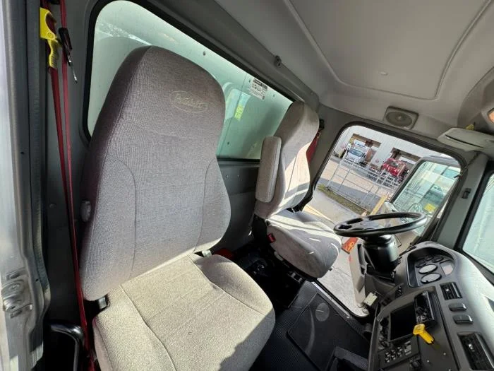 2020 Peterbilt 337 - image 28
