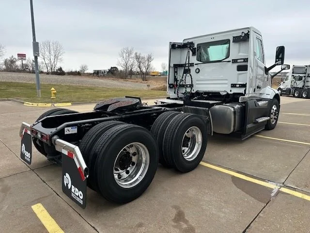 2025 Volvo VNL 300 - image 3