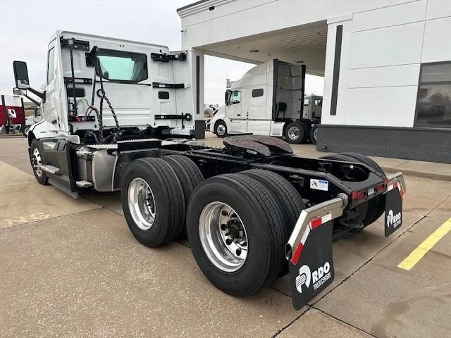2025 Volvo VNL 300 - image 4