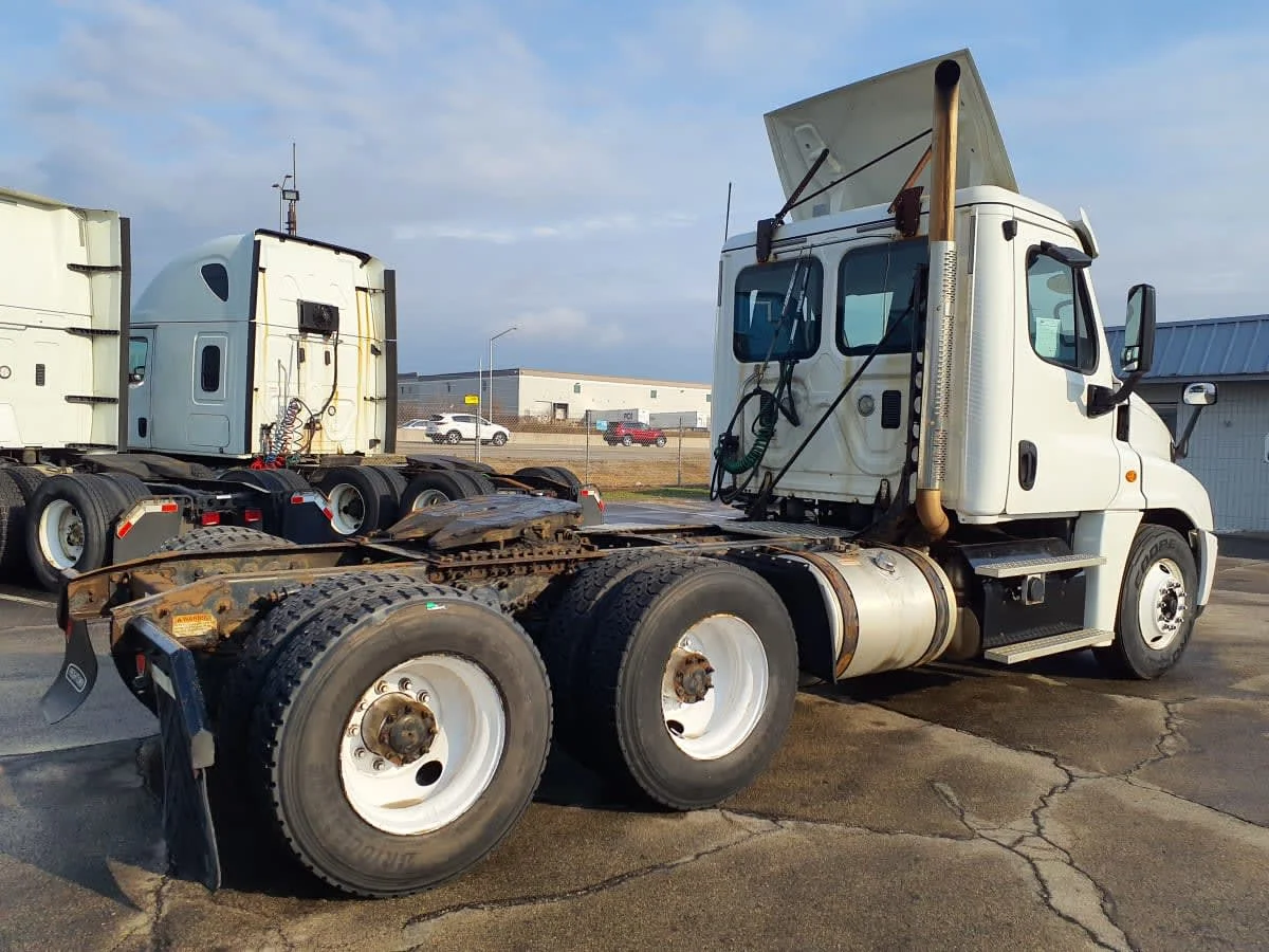2017 Freightliner Cascadia in Oak Creek, WI — photo 4