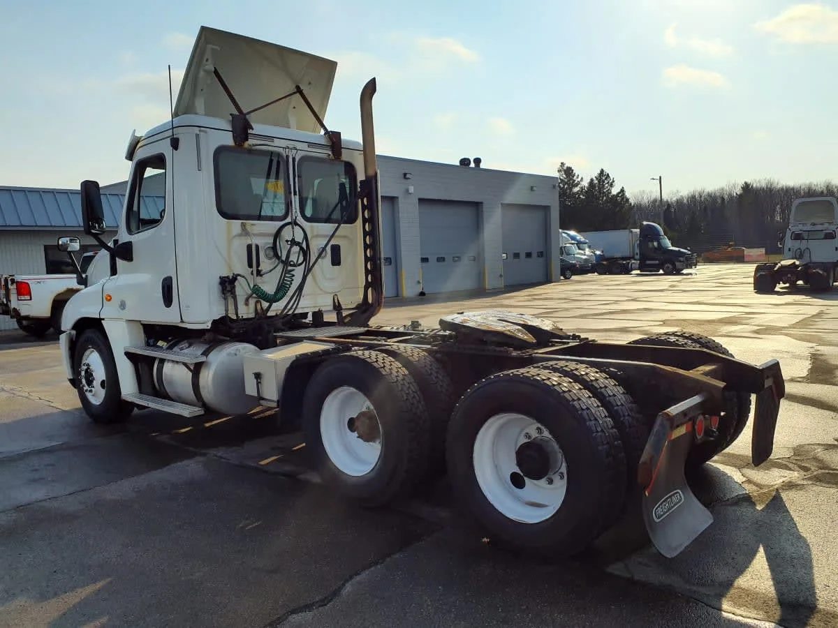 2017 Freightliner Cascadia - image 6