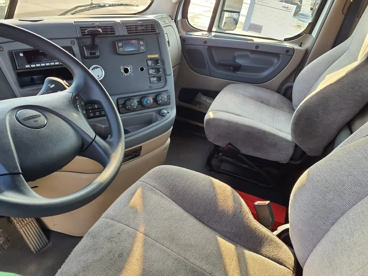 2017 Freightliner Cascadia - image 7