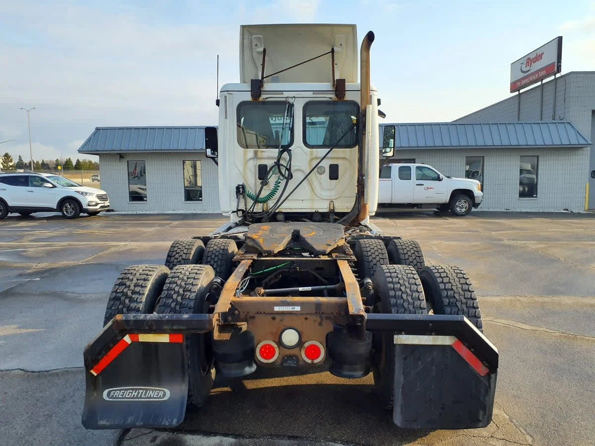 2017 Freightliner Cascadia in Oak Creek, WI — photo 5