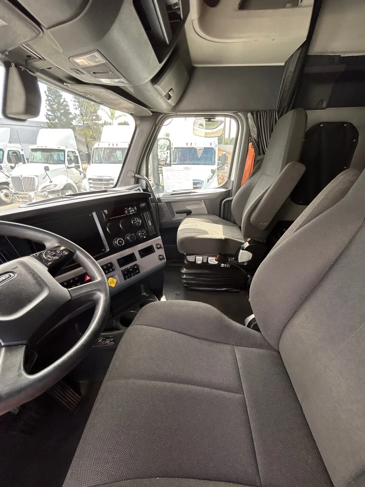 2020 Freightliner Cascadia - image 7