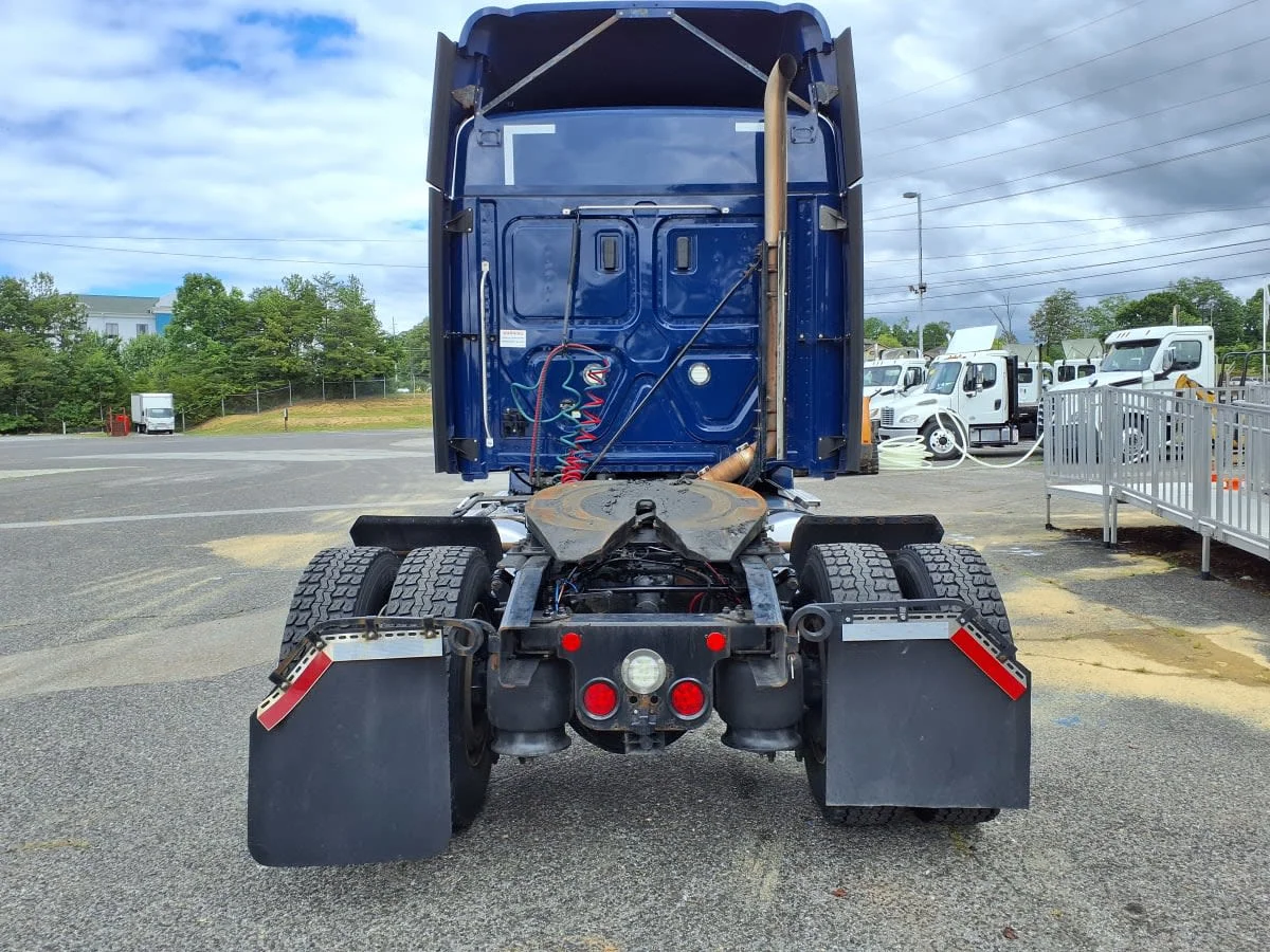 2021 Freightliner Cascadia in Knoxville, TN — photo 5