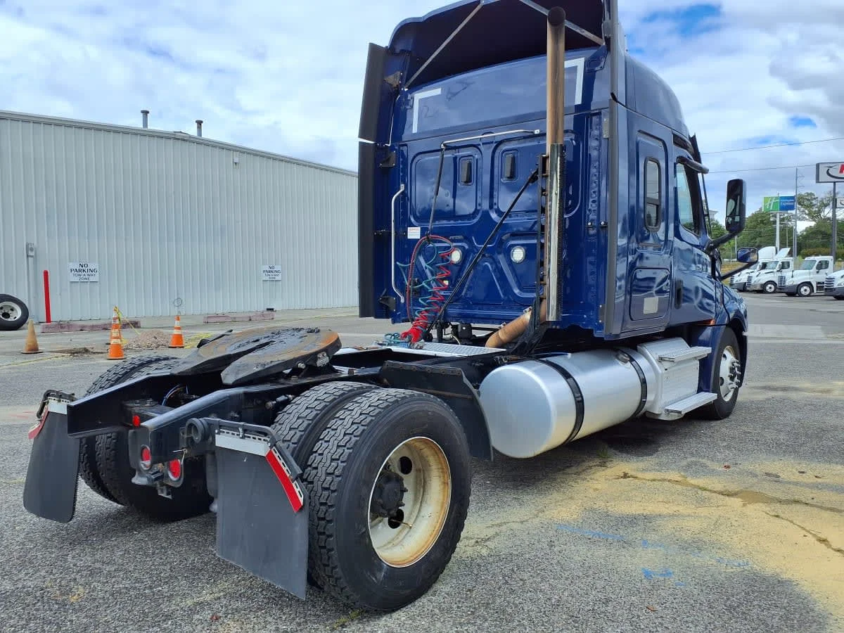2021 Freightliner Cascadia in Knoxville, TN — photo 4