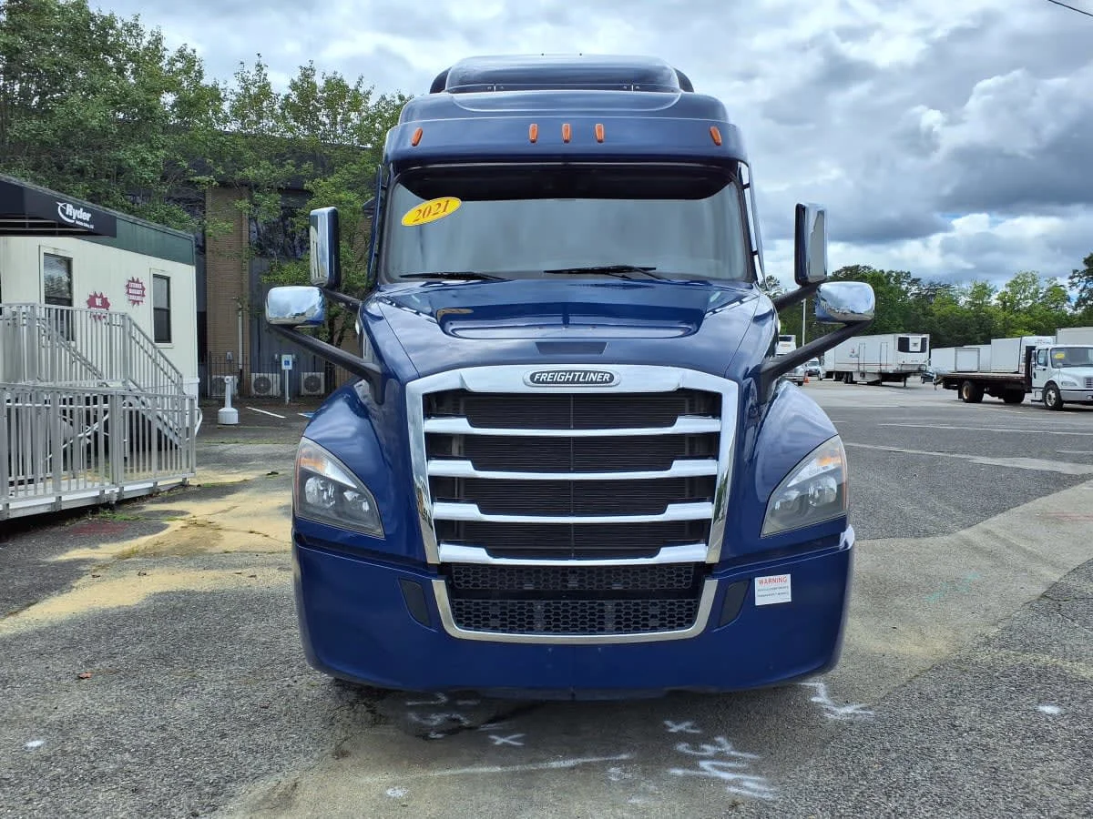 2021 Freightliner Cascadia in Knoxville, TN — photo 2