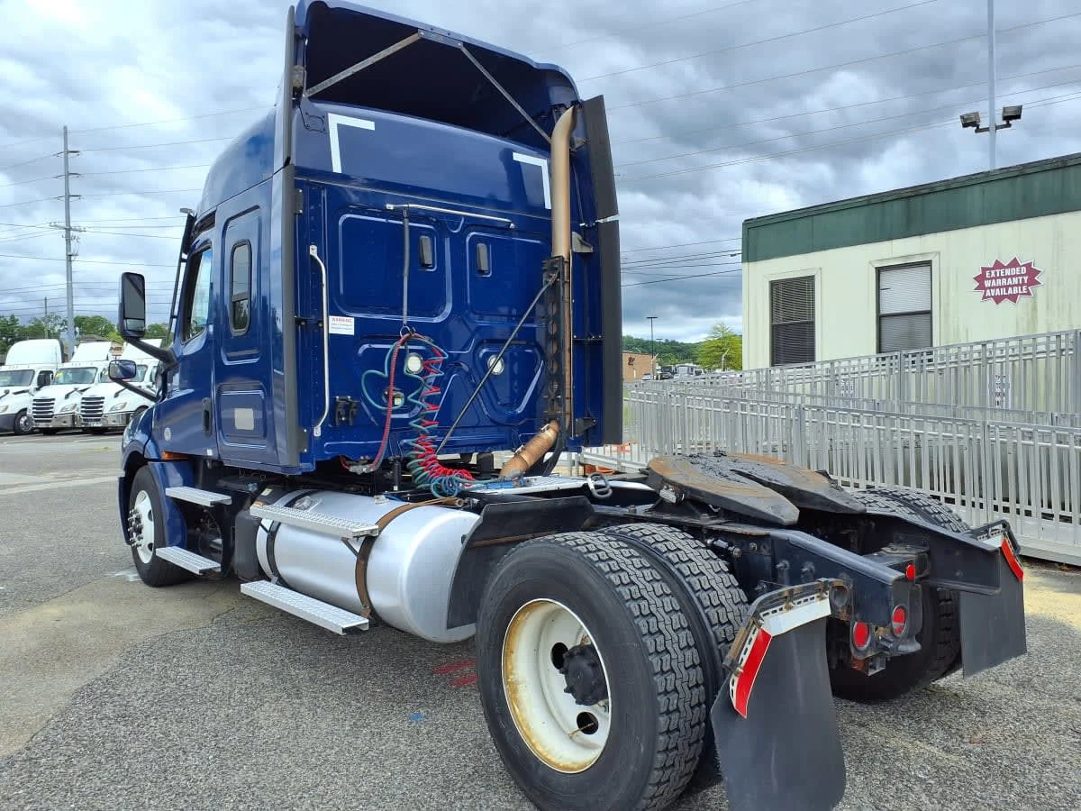 2021 Freightliner Cascadia in Knoxville, TN — photo 6