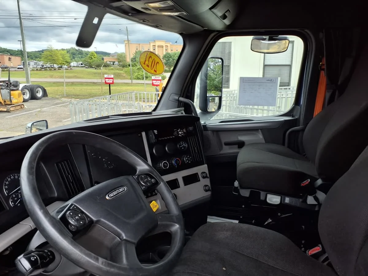 2021 Freightliner Cascadia in Knoxville, TN — photo 7