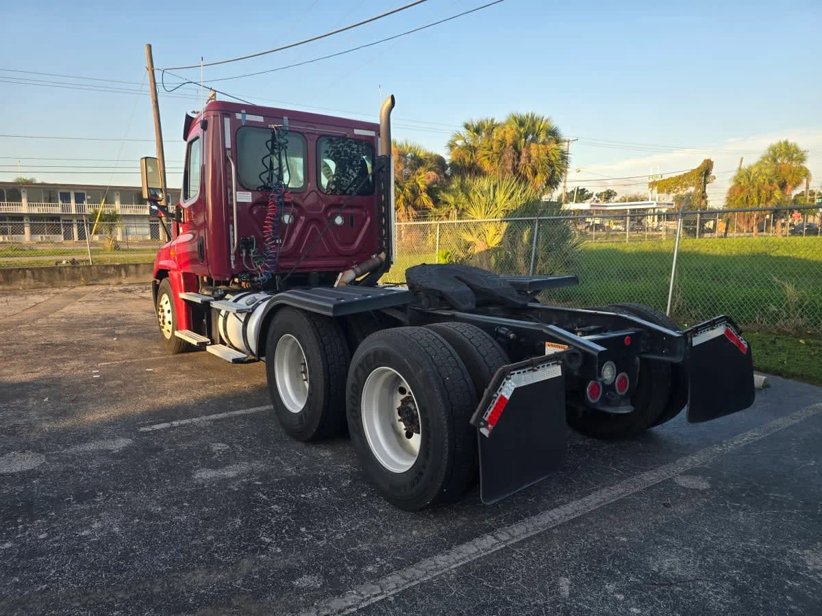2020 Freightliner Cascadia in Tampa, FL — photo 4