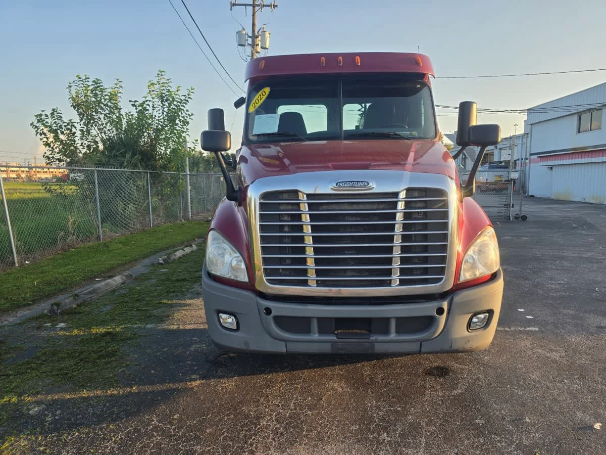 2020 Freightliner Cascadia in Tampa, FL — photo 2