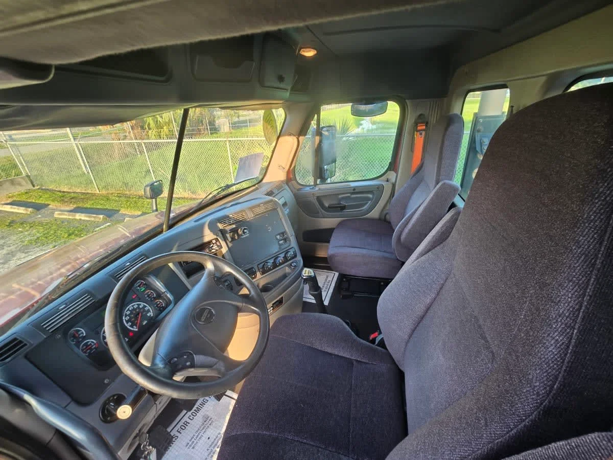 2020 Freightliner Cascadia in Tampa, FL — photo 7
