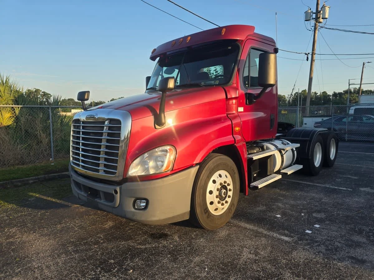 2020 Freightliner Cascadia in Tampa, FL — photo 3