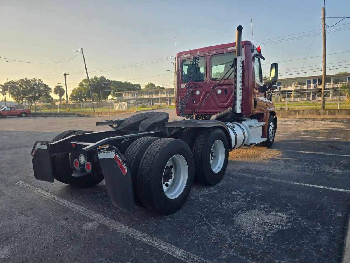 2020 Freightliner Cascadia in Tampa, FL — photo 6