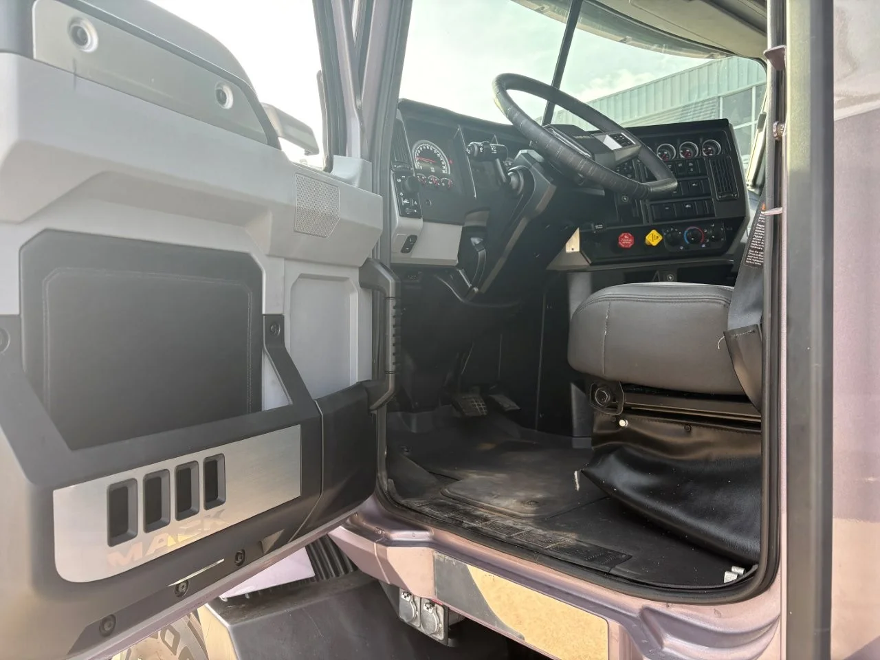 2023 Mack Anthem in TX — photo 24