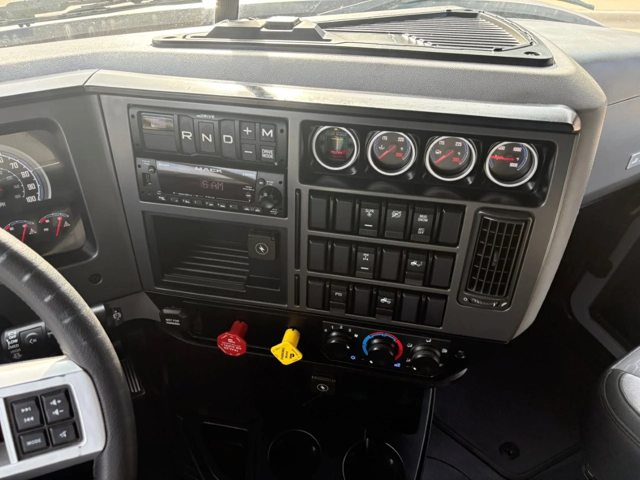 2023 Mack Anthem in TX — photo 38