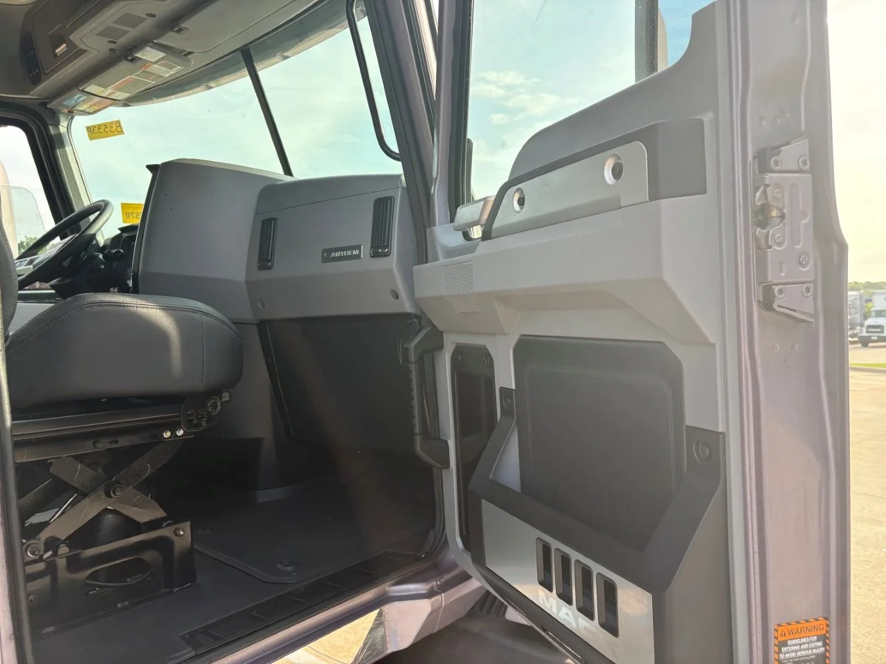 2023 Mack Anthem in TX — photo 21