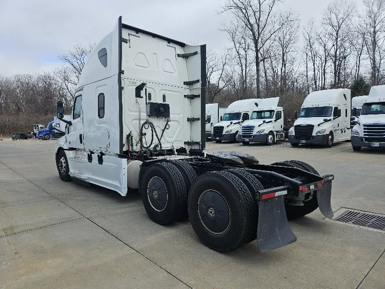 2020 Freightliner Cascadia - image 5