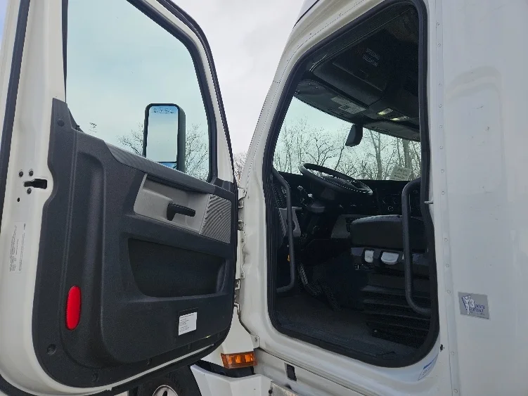 2020 Freightliner Cascadia - image 9