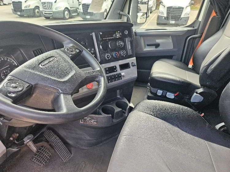 2020 Freightliner Cascadia - image 10