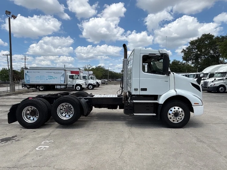2023 Volvo in Tampa, FL — photo 8