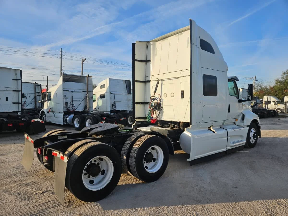 2020 International LT - image 4