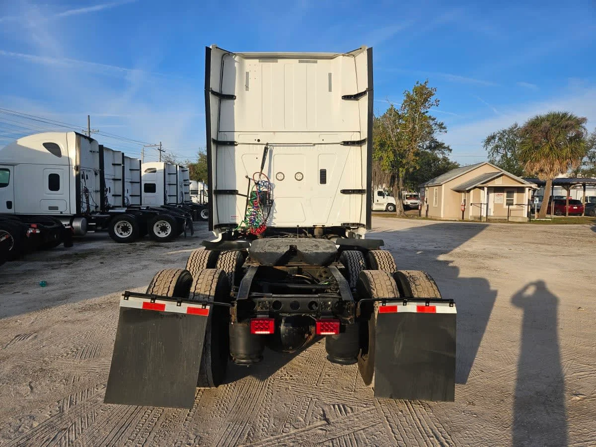 2020 International LT - image 5