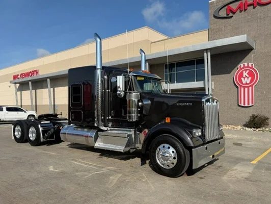 2027 Kenworth W900
