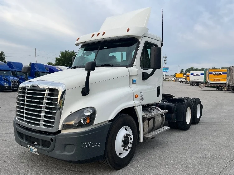 2020 Freightliner Cascadia - image 3