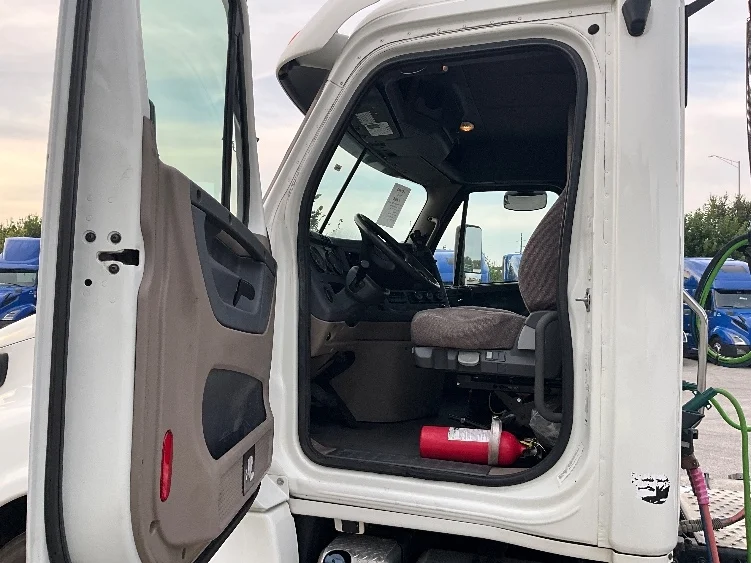 2020 Freightliner Cascadia - image 9