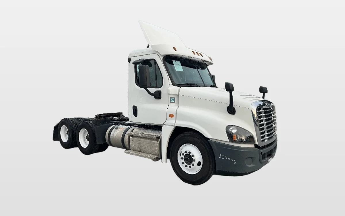 2020 Freightliner Cascadia - image 1