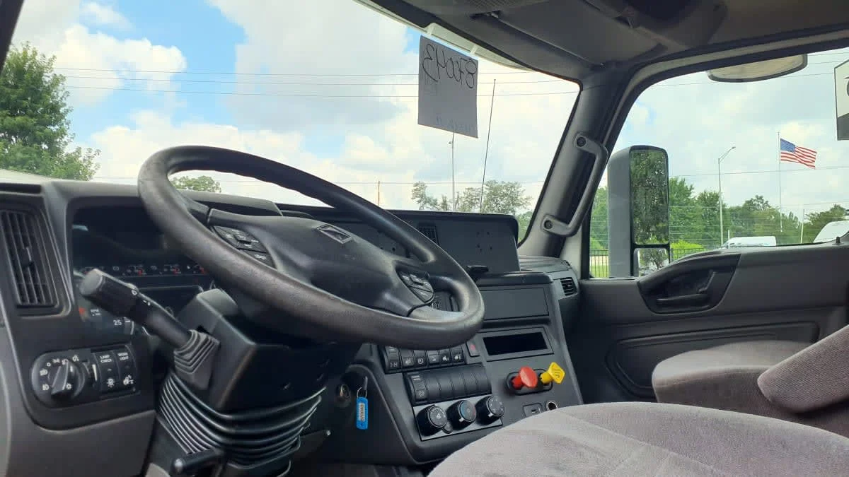 2019 International LT in Bolingbrook, IL — photo 7
