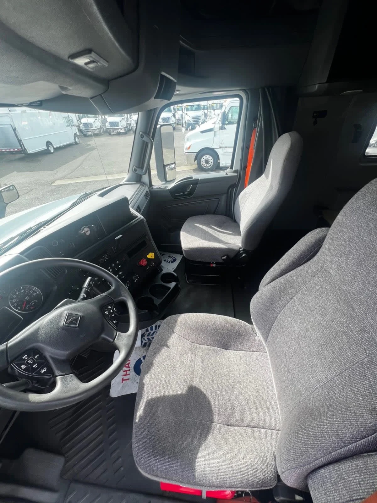 2019 International LT - image 7