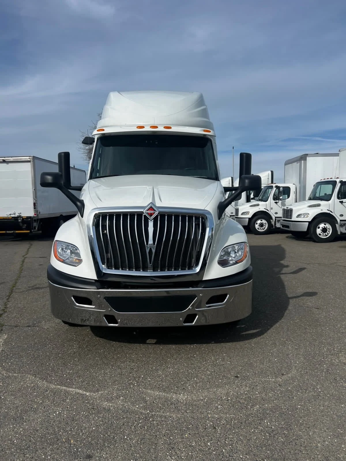 2019 International LT - image 2